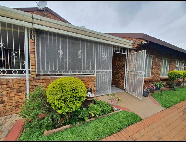 3 BEDROOM TOWNHOUSE FOR SALE IN CLARINA